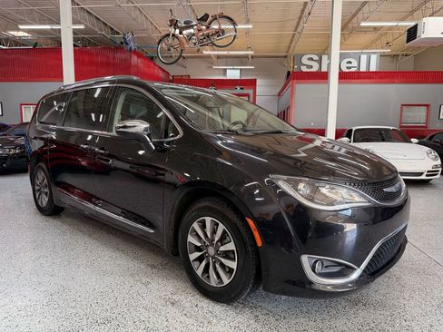 Used 2020 Chrysler Pacifica Limited FWD image 7