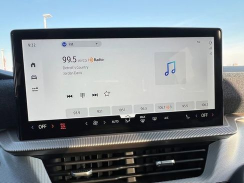 Used 2026 Ford Explorer Active w/ Active Comfort Package image 19