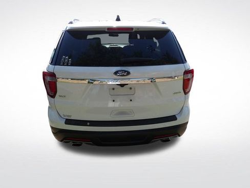Used 2018 Ford Explorer XLT AWD/4WD image 12