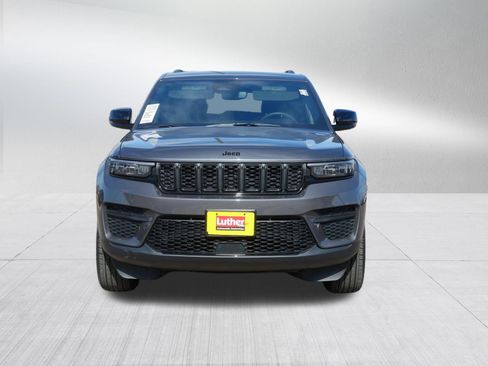 Used 2024 Jeep Grand Cherokee Altitude AWD/4WD image 2
