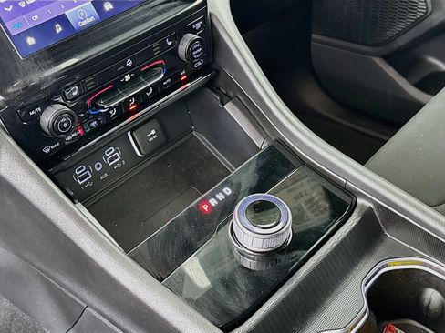 Used 2025 Jeep Grand Cherokee Laredo w/ Luxury Tech Group I AWD/4WD image 16