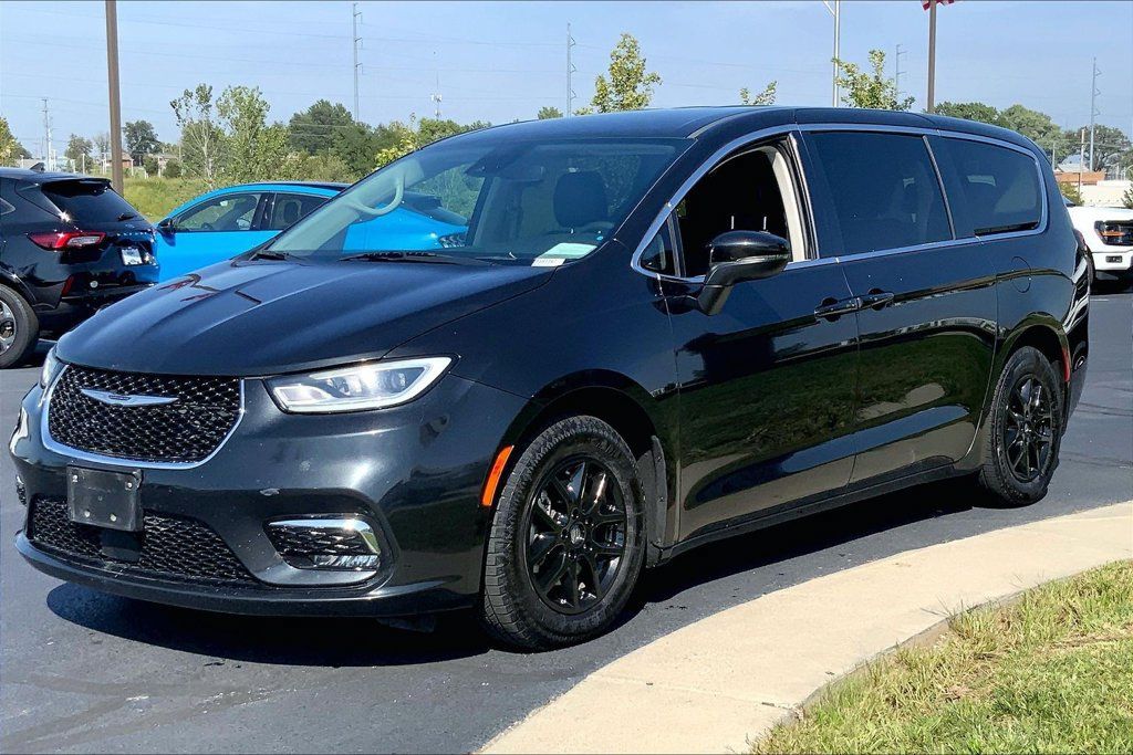 Used 2023 Chrysler Pacifica Touring-L FWD image 5