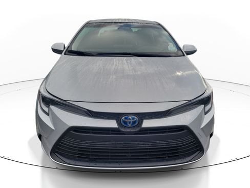 Used 2025 Toyota Corolla LE w/ LE Premium Package FWD image 2