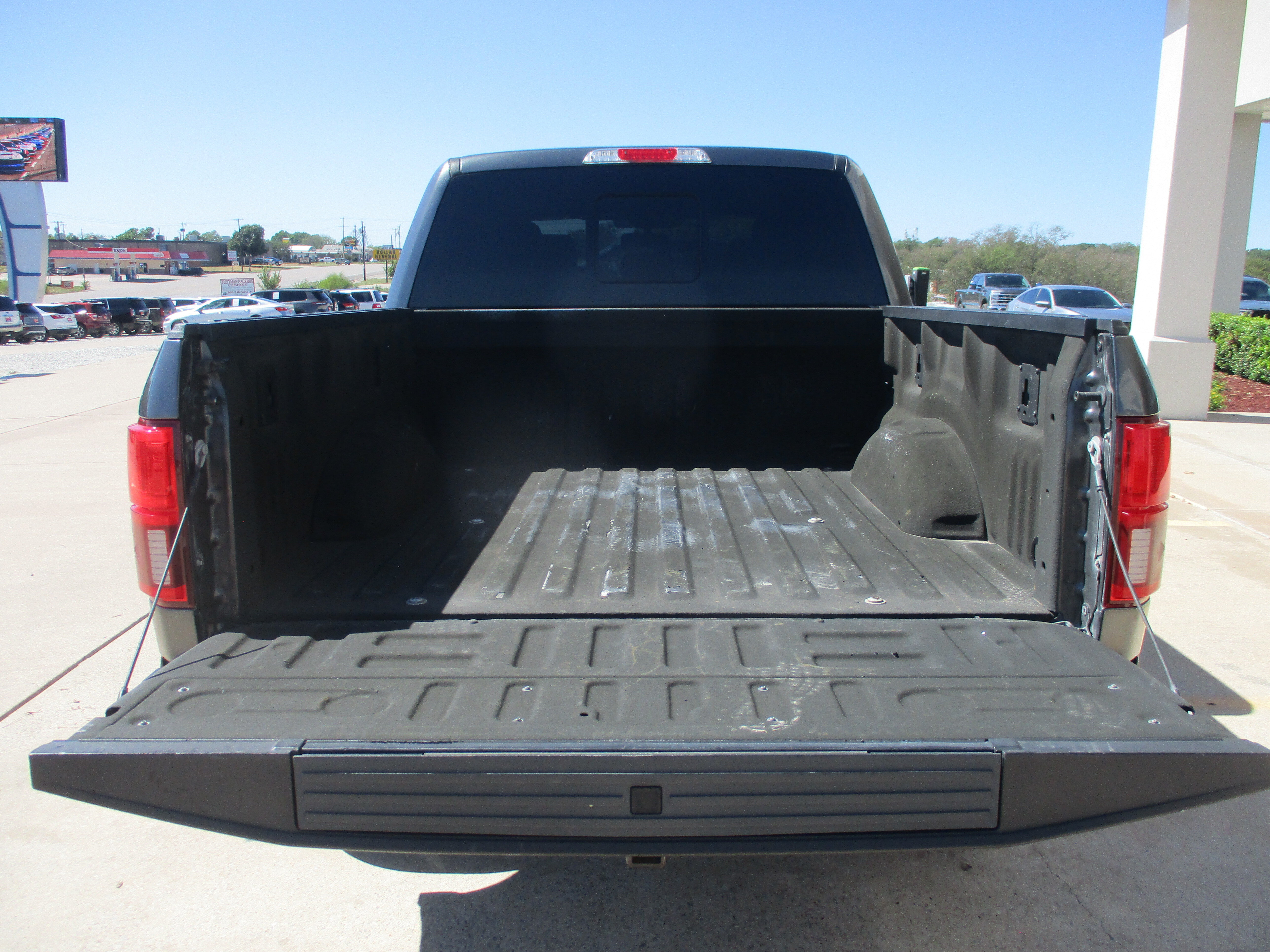 Used 2018 Ford F150 Lariat w/ Equipment Group 502A Luxury AWD/4WD image 8
