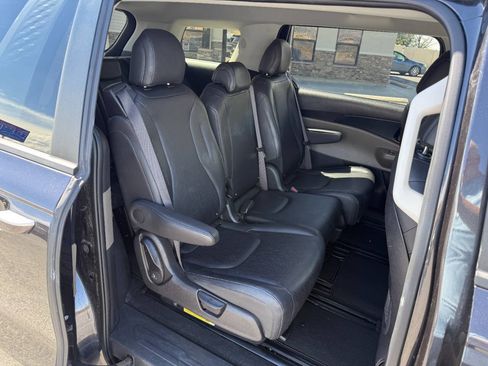 Used 2025 Kia Carnival FWD image 12