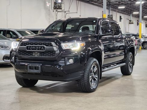 Used 2019 Toyota Tacoma TRD Sport AWD/4WD image 4
