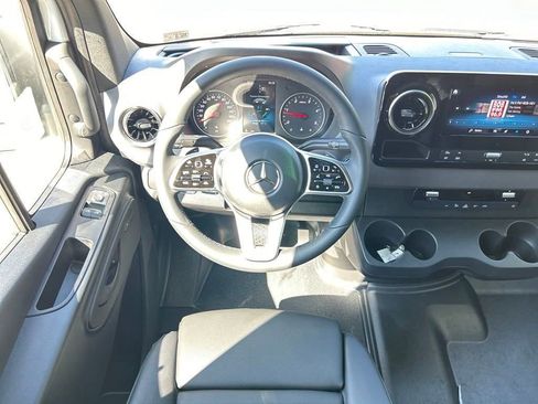 Used 2024 Mercedes-Benz Sprinter 2500 image 13