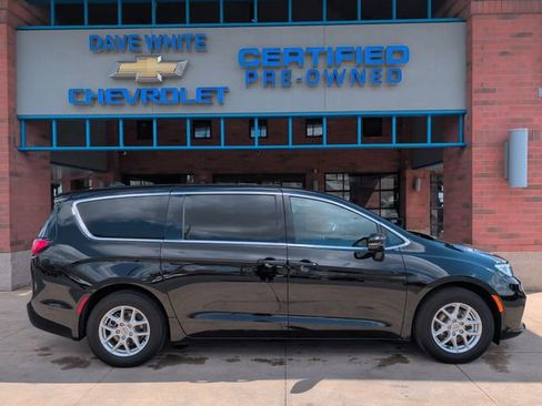 Used 2025 Chrysler Pacifica Select image 10