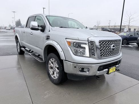 Used 2017 Nissan Titan SL image 3
