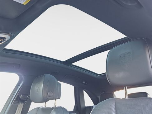 Used 2023 Porsche Macan image 34