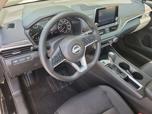 Used 2025 Nissan Altima 2.5 SV FWD image 14