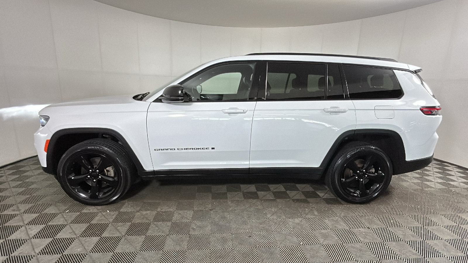 Used 2023 Jeep Grand Cherokee L Altitude AWD/4WD image 7