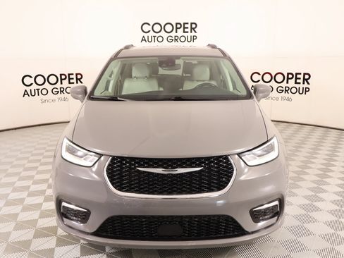 Used 2021 Chrysler Pacifica Touring-L FWD image 9
