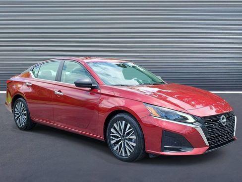 Used 2025 Nissan Altima 2.5 SV FWD image 2