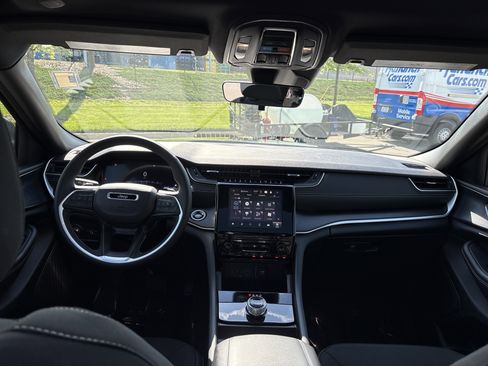 Certified 2025 Jeep Grand Cherokee Laredo X image 19