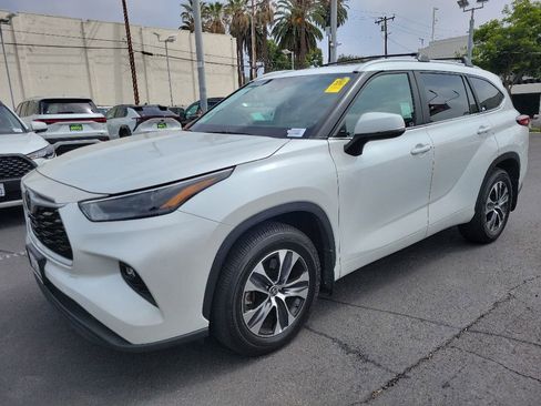 Used 2023 Toyota Highlander XLE FWD image 3