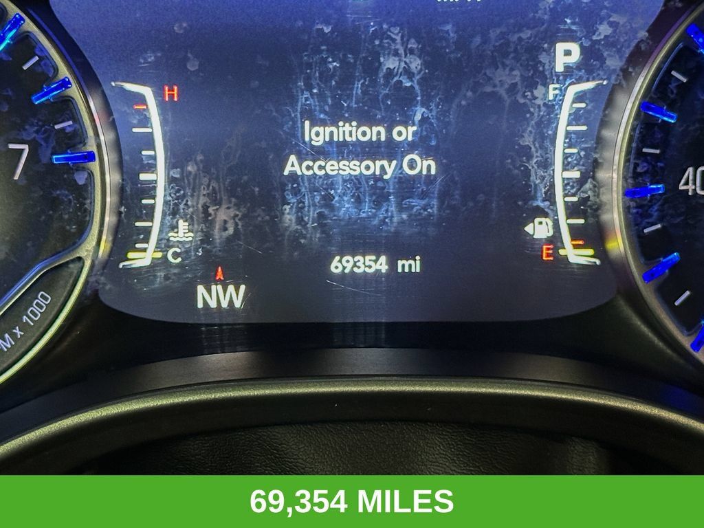 Used 2024 Chrysler Pacifica Touring-L FWD image 3