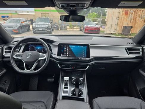 Used 2025 Volkswagen Atlas Cross Sport SE FWD image 24