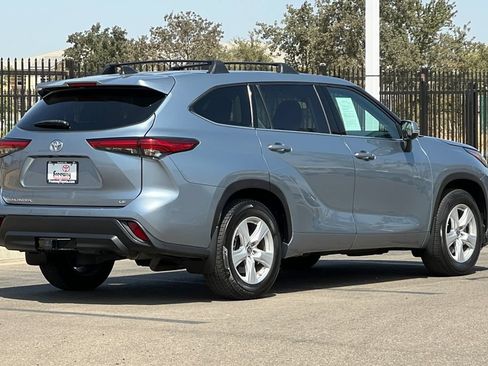 Used 2022 Toyota Highlander LE FWD image 5