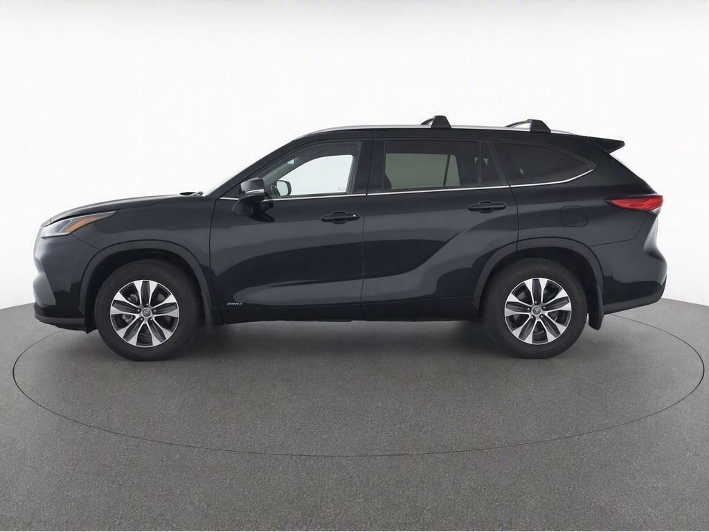 Used 2023 Toyota Highlander XLE AWD/4WD image 2