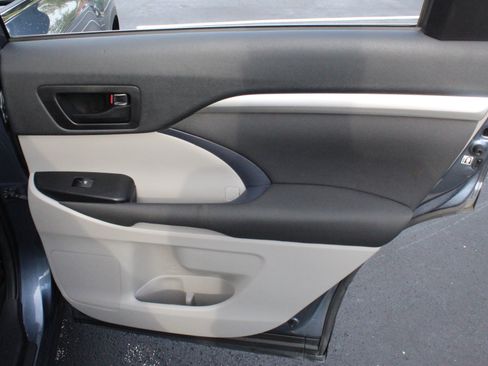 Used 2019 Toyota Highlander LE FWD image 28