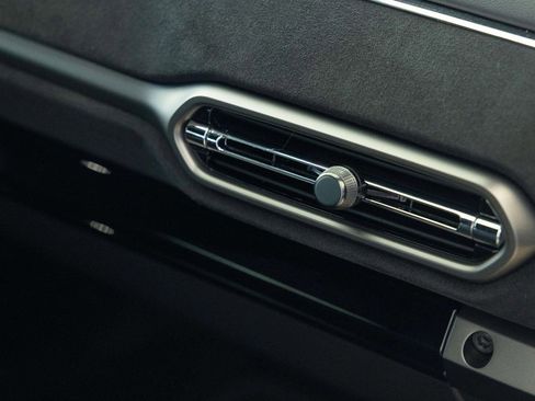 Used 2025 Aston Martin V8 Vantage Coupe image 28