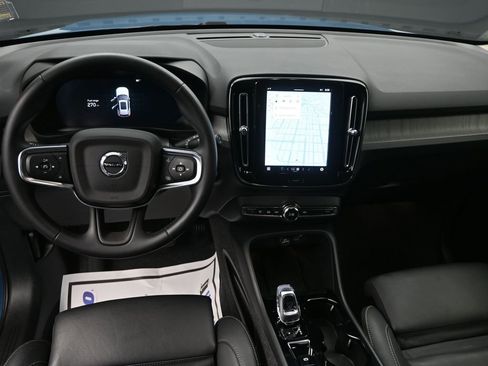 Used 2025 Volvo XC40 B5 Plus image 12