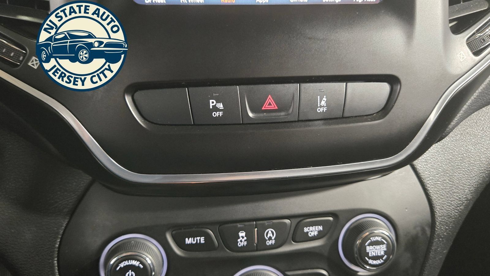 Used 2021 Jeep Cherokee Latitude Plus w/ Sun & Sound Group AWD/4WD image 17