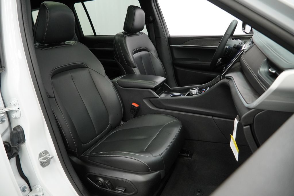 Certified 2025 Jeep Grand Cherokee L Limited AWD/4WD image 44