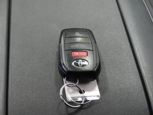 Used 2024 Toyota Highlander LE AWD/4WD image 18