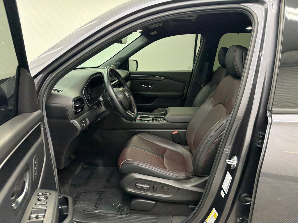Used 2025 Honda Pilot Black Edition image 9