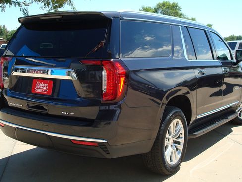 Used 2023 GMC Yukon XL SLT w/ SLT Luxury Package image 4