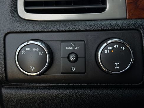Used 2011 Chevrolet Avalanche LTZ AWD/4WD image 22