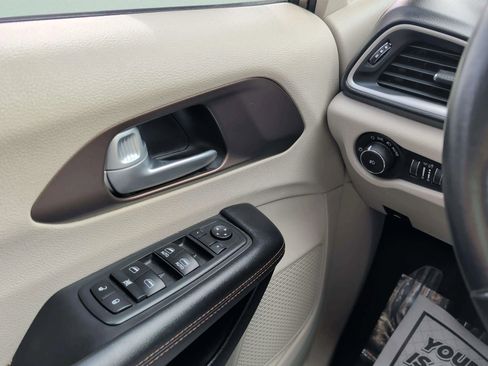 Used 2017 Chrysler Pacifica Touring-L image 27