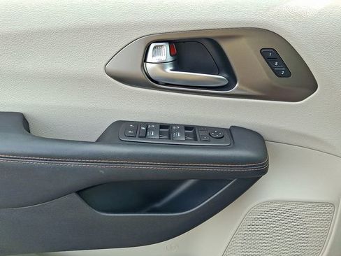 Used 2020 Chrysler Pacifica Touring-L Plus FWD image 13