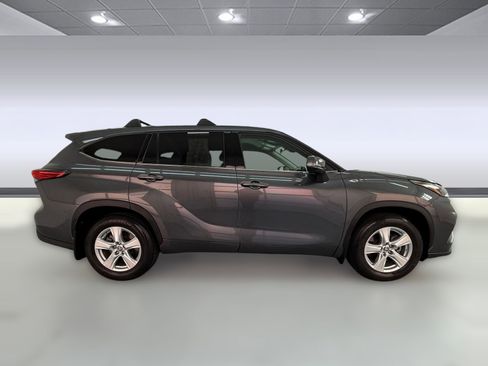 Used 2022 Toyota Highlander LE FWD image 7