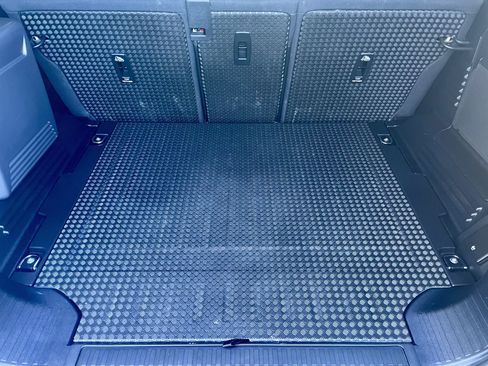Certified 2025 Land Rover Defender 110 V8 AWD/4WD image 36