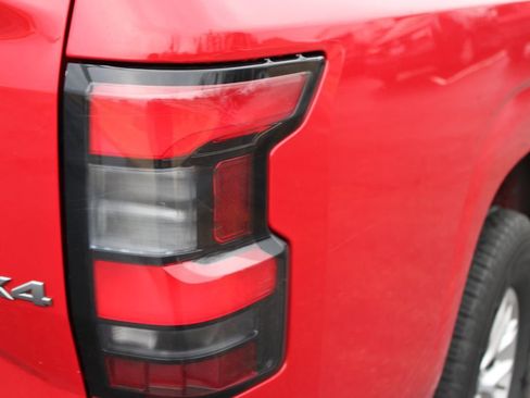 Used 2024 Nissan Frontier SV image 12