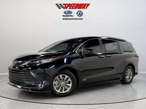 Used 2021 Toyota Sienna XLE image 3