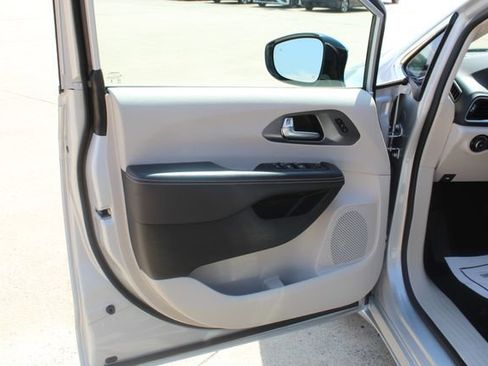 Used 2024 Chrysler Pacifica Touring-L FWD image 12