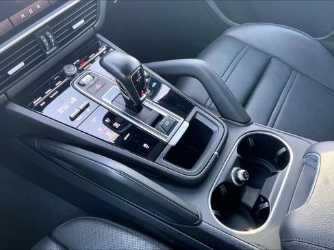 Used 2022 Porsche Cayenne Platinum Edition image 15