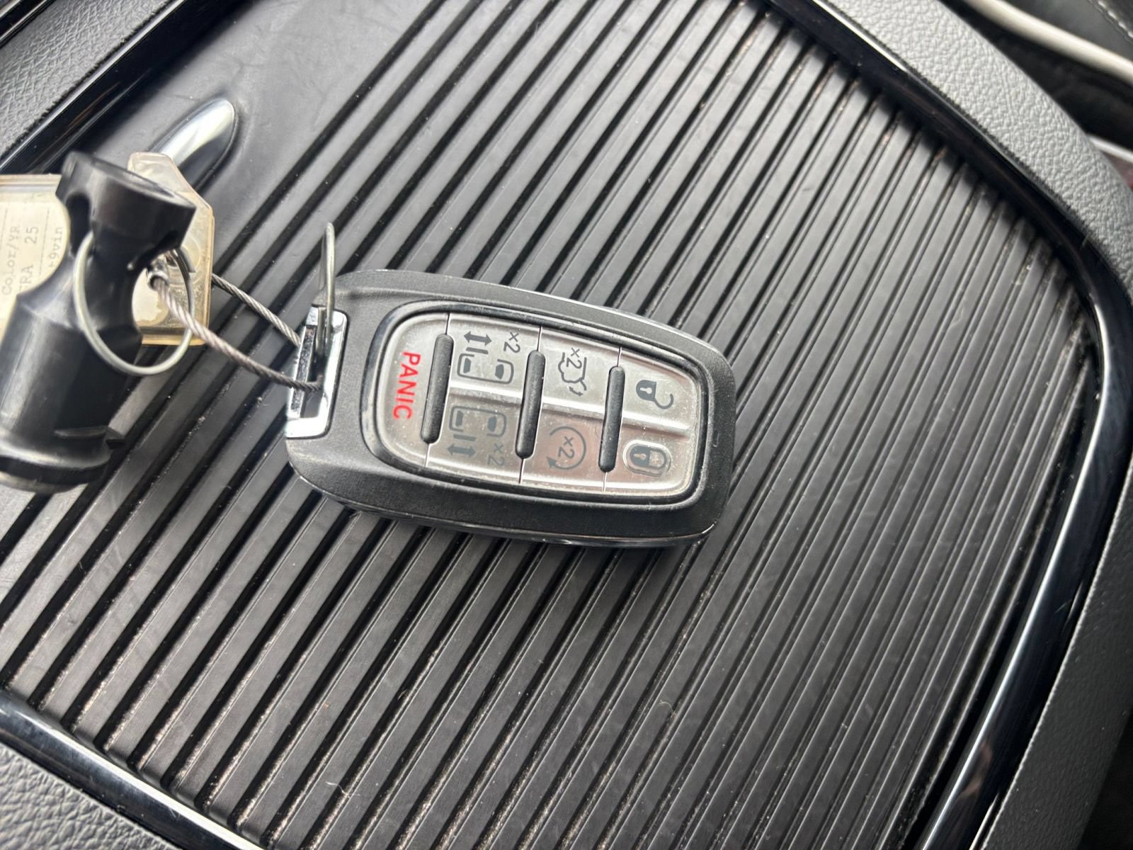 Used 2025 Chrysler Pacifica Limited FWD image 21