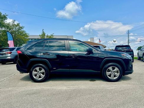 Used 2022 Toyota RAV4 LE AWD/4WD image 2
