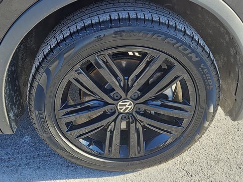 Certified 2022 Volkswagen Tiguan SE R-Line image 31