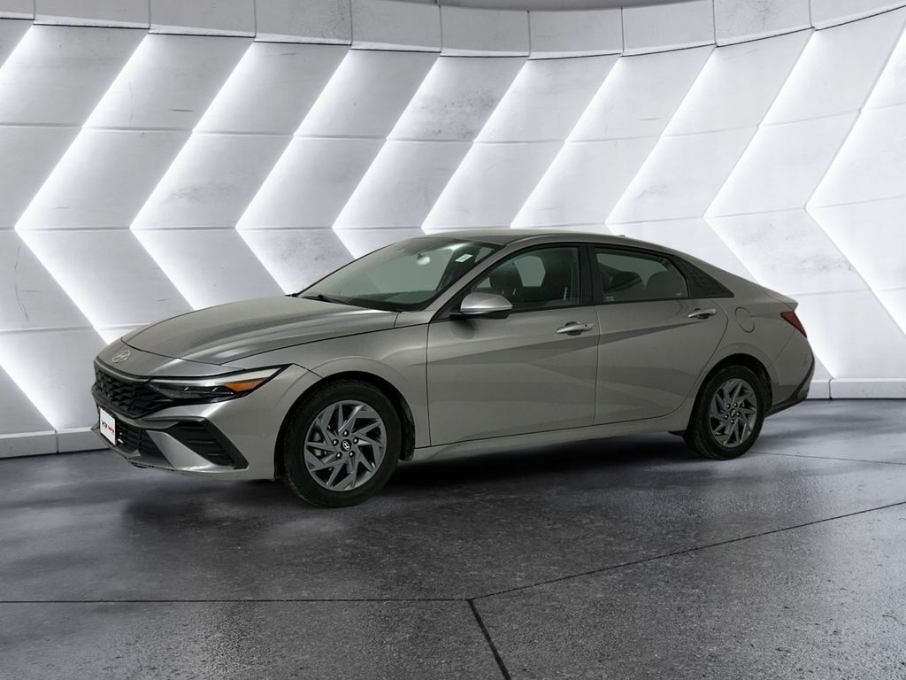 Used 2024 Hyundai Elantra SEL FWD image 3