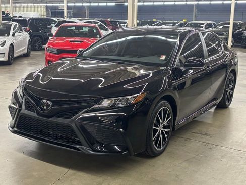 Used 2022 Toyota Camry SE image 3