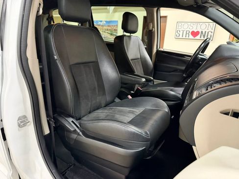 Used 2019 Dodge Grand Caravan SXT FWD image 41