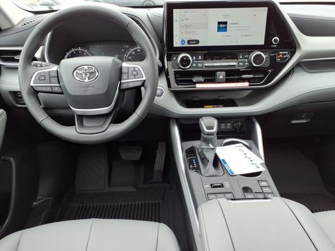 New 2026 Toyota Highlander XLE image 8