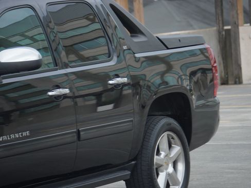 Used 2012 Chevrolet Avalanche LT w/ All-Star Edition image 16