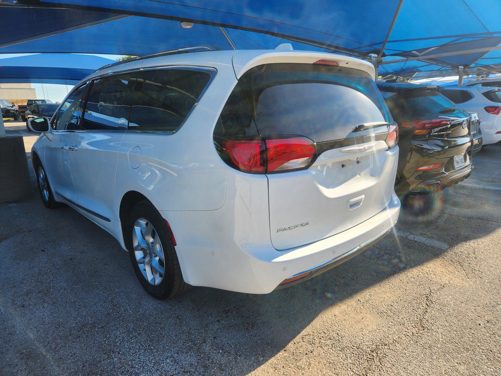 Used 2020 Chrysler Pacifica Touring-L Plus w/ Tire & Wheel Group FWD image 3